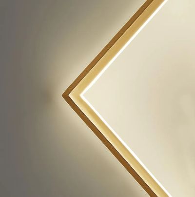 Модерна LED Стенна Лампа - Златен Триъгълник с Черен Акцент (D300, 3000K)